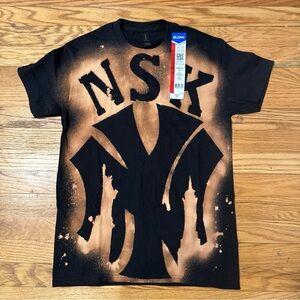 New York Yankees T-Shirt Men's Majestic Empire State Bldg & Liberty Statue Small